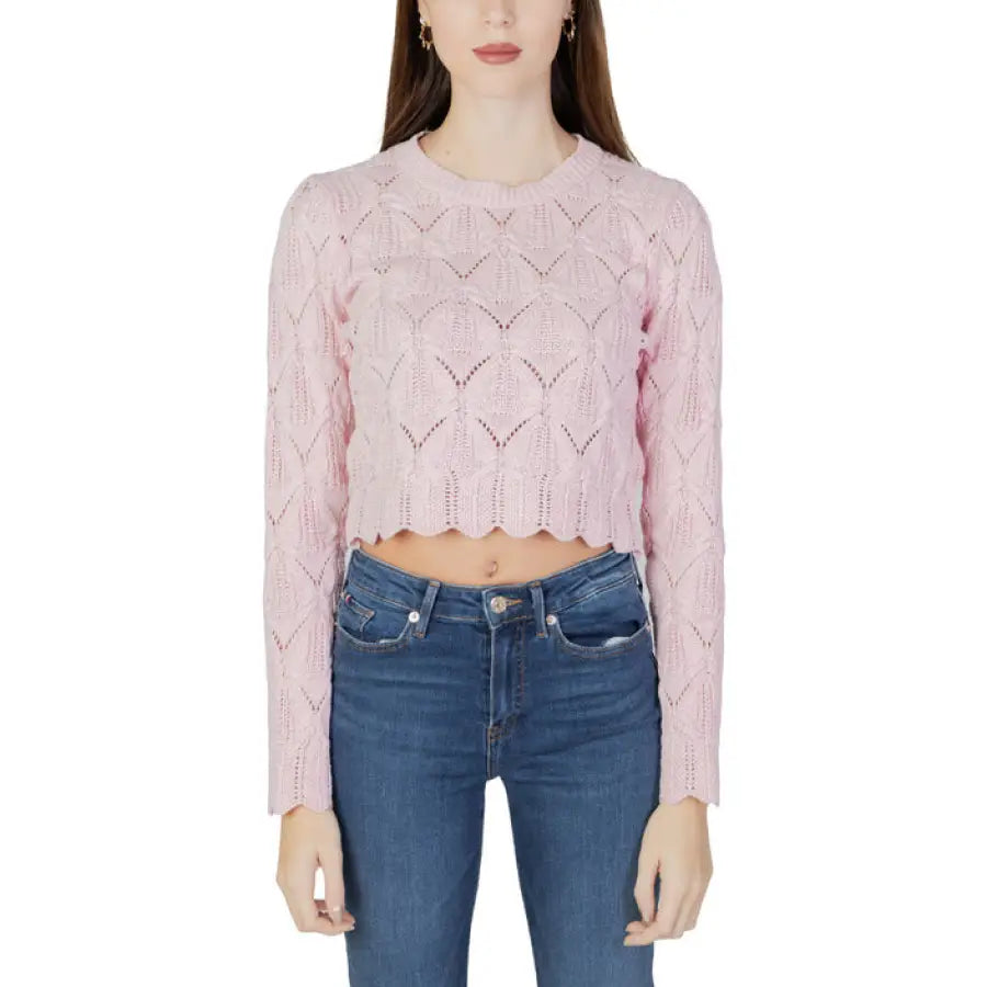 
                      
                        Woman in pink sweater and jeans showcasing Only Women Knitwear in urban style fashion
                      
                    