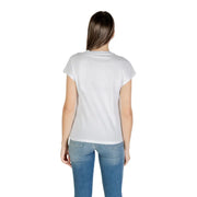 Woman wearing Guess Women Fall Winter white cotton round neck T shirt and blue jeans