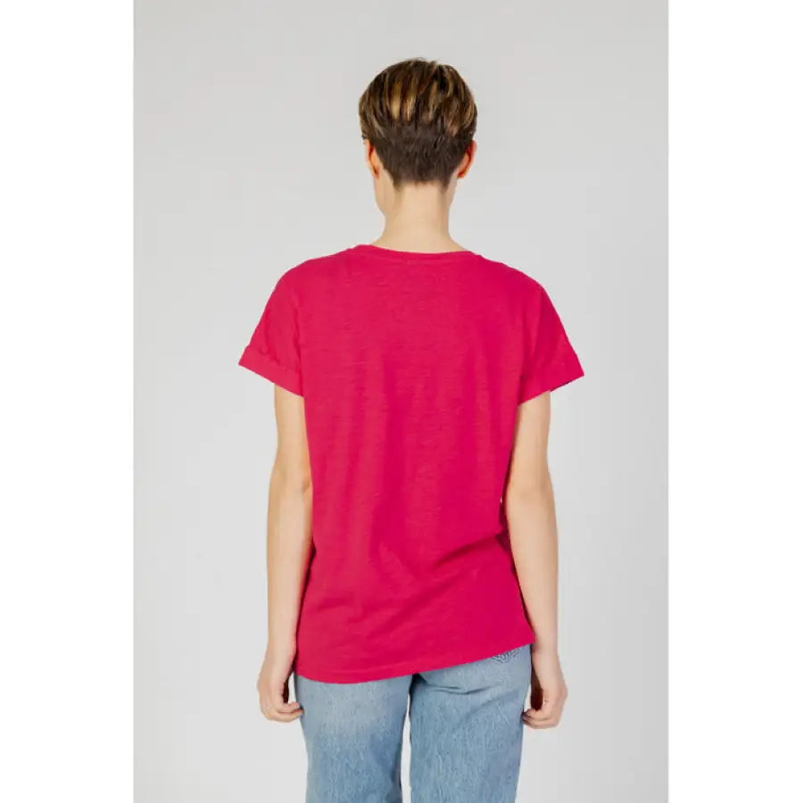 
                      
                        Back view of woman in red Blauer T-Shirt, showcasing urban city style fashion
                      
                    