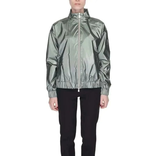 Urbaner Stil: Frau trägt Suns - Suns silberne Jacke und schwarze Hose