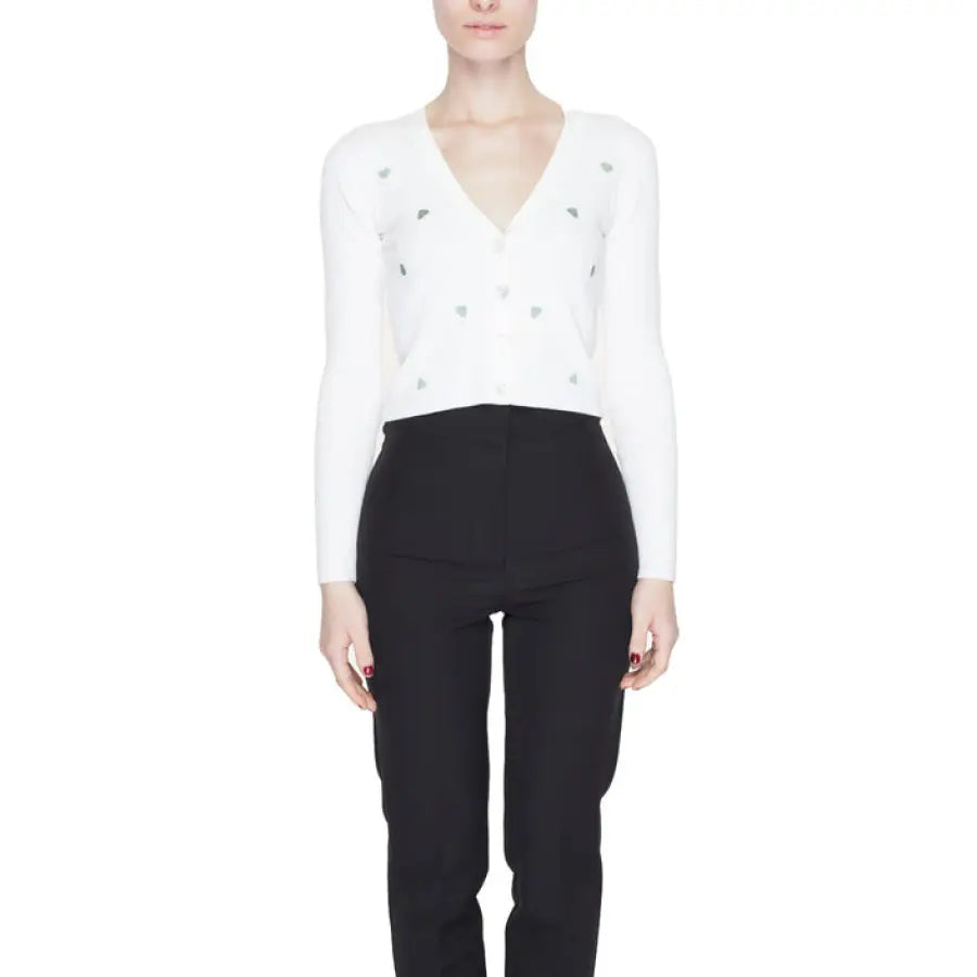 Urban style: Woman wearing white top & black pants, Jacqueline De Yong Women Cardigan
