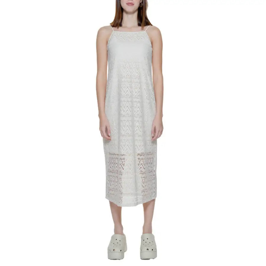 Vero Moda - Urban Chic: Woman in White Lace Dress