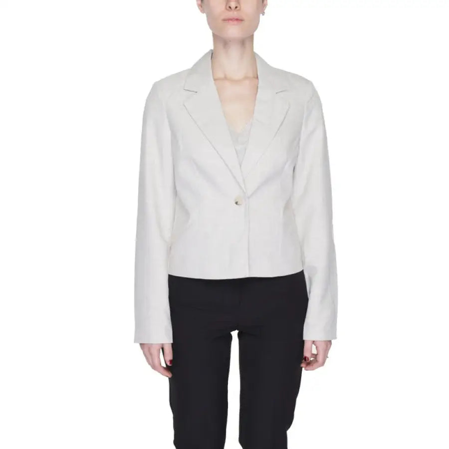 Woman in Vero Moda blazer - white jacket, black pants - urban fashion