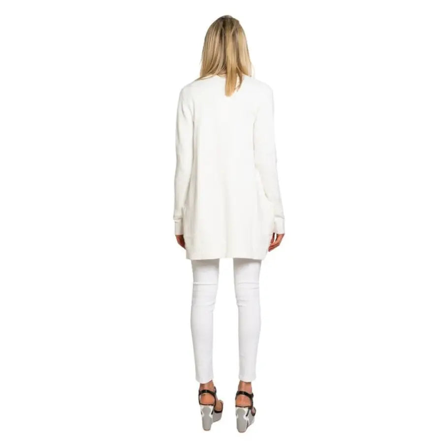 Urban chic: Woman in white jeans and Vila Clothes blazer jacket from Vila Women Cardigan