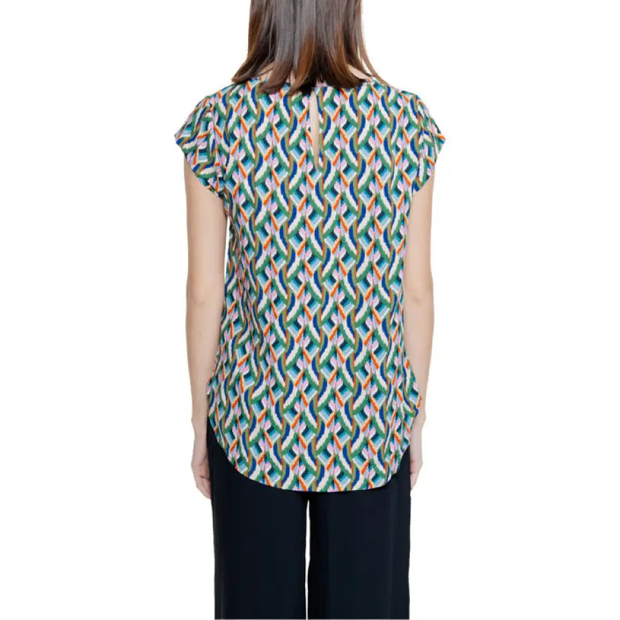 Urban style: Woman in white Only blouse with colorful pattern - Trendy women’s clothing