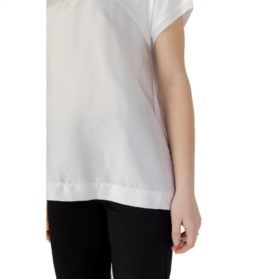 
                      
                        Sandro Ferrone urban style clothing, woman in white shirt and black pants
                      
                    
