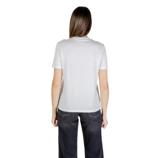Woman wearing Calvin Klein Jeans fall winter white cotton printed T-shirt and dark jeans
