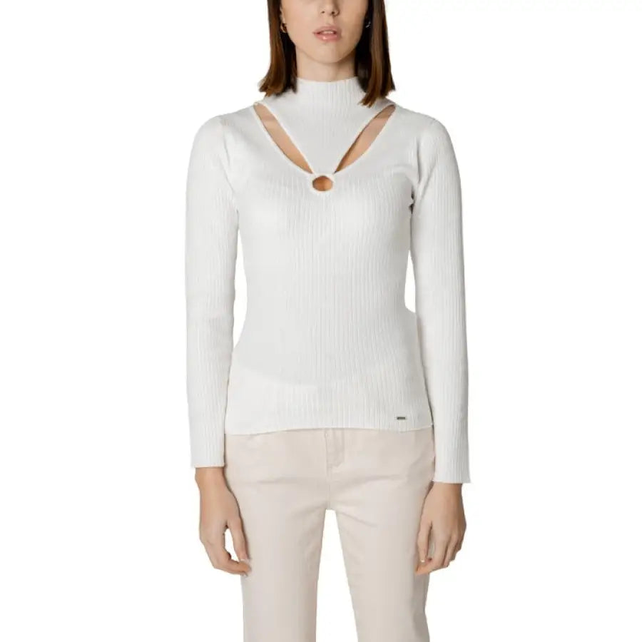 Toi women knitwear model in a stylish Morgan De Toi white cut out neck sweater