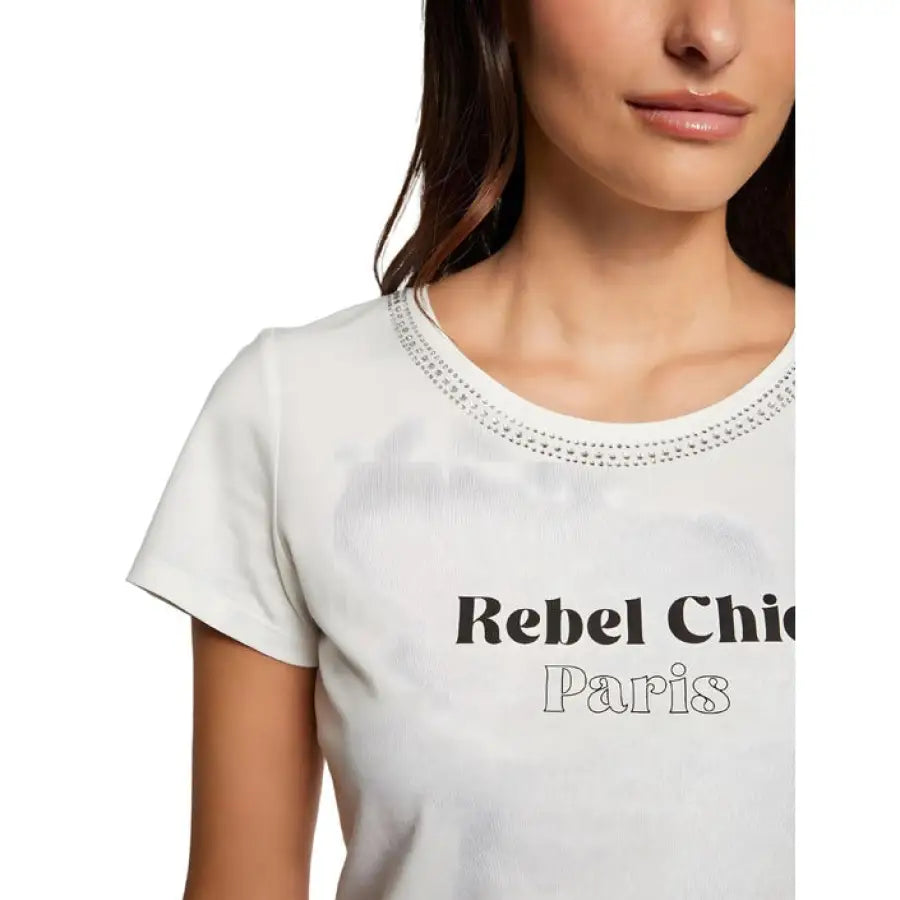 Woman in ’Morgan De Toi - Toi Women T-Shirt’ with ’Bel Chi Paris’ slogan