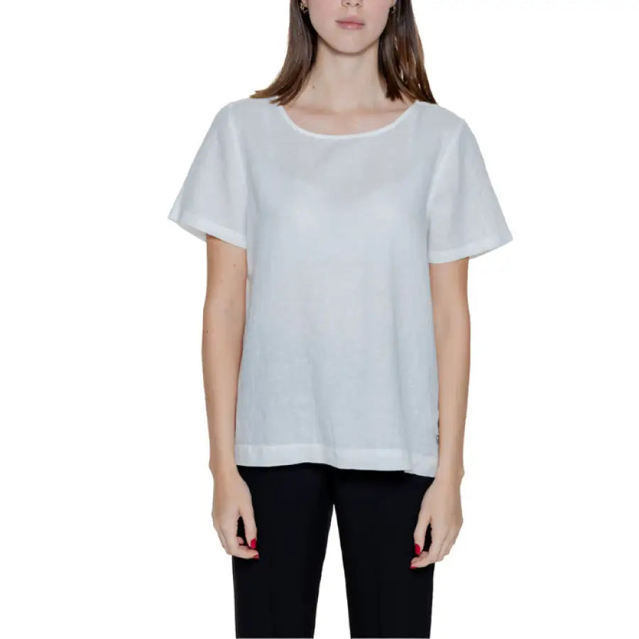 Urban style: Woman wearing a white T-shirt from Street One - Street One Women Blouse collection