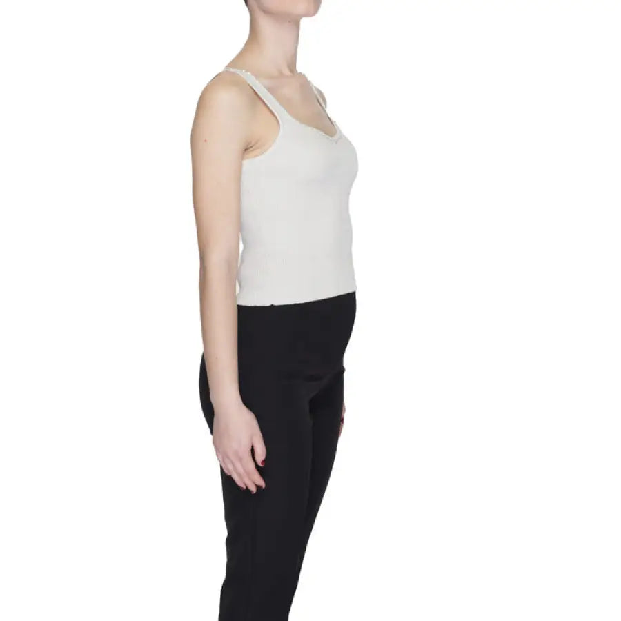 
                      
                        Woman in white tank top and black pants showing urban style clothing for Only Women Undershirt
                      
                    