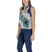 Woman wearing Rinascimento Floral Sleeveless Green Blouse with blue pants