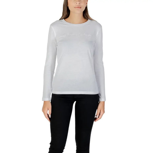 Armani Exchange Schwarzes Damen-Langarm-T-Shirt aus Baumwolle mit Rundhalsausschnitt an einer Frau