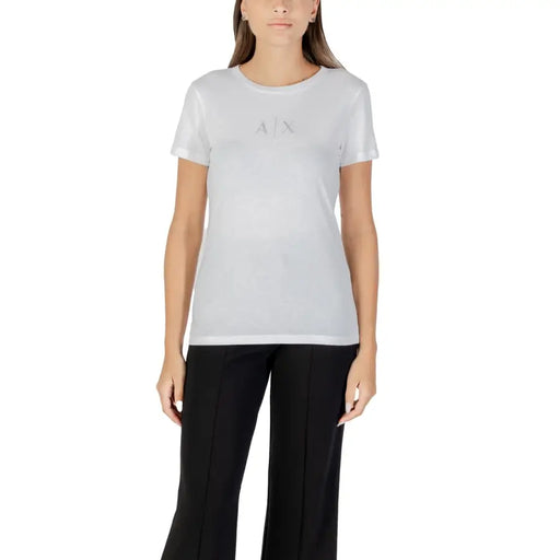Frau trägt Armani Exchange Kurzärmeliges weißes Baumwollhemd T-shirt mit dezentem AX-Logo