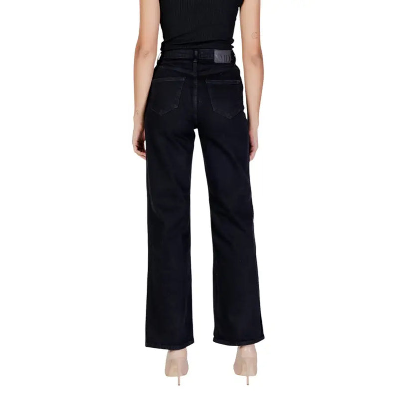 Dunkelblaue Damen-Jeans aus Denim mit hohem Bund und weitem Bein, von hinten gesehen, mit schwarzem, hochgeschnittenem und weitem Bein sowie klassischen Taschen.