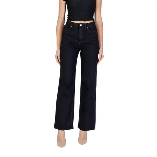 Damen-Jeans aus schwarzem Denim mit hohem Bund und weitem Bein in dunkler Waschung und geradem Bein, von hinten gesehen