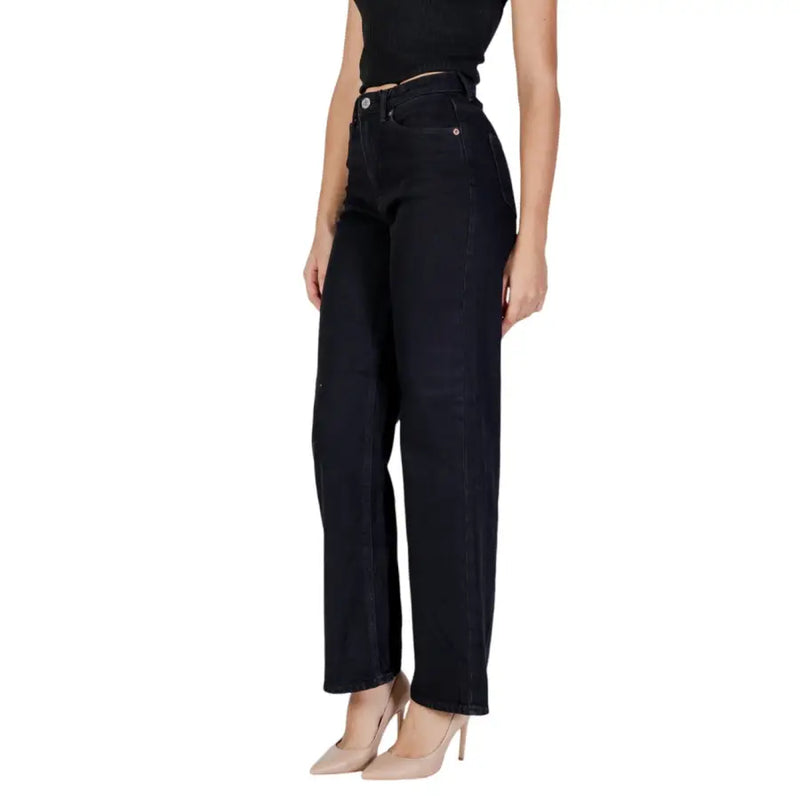 Schwarze Damen-Jeans aus robustem Denim mit hohem Bund und geradem Bein in dunkler Waschung.