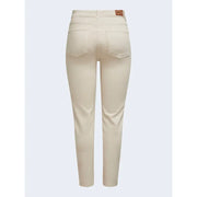 Beigefarbene High-Rise-Skinny-Jeans für Damen mit klassischer Denim-Struktur und braunem Leder-Markenpatch am Bund (Rückansicht).