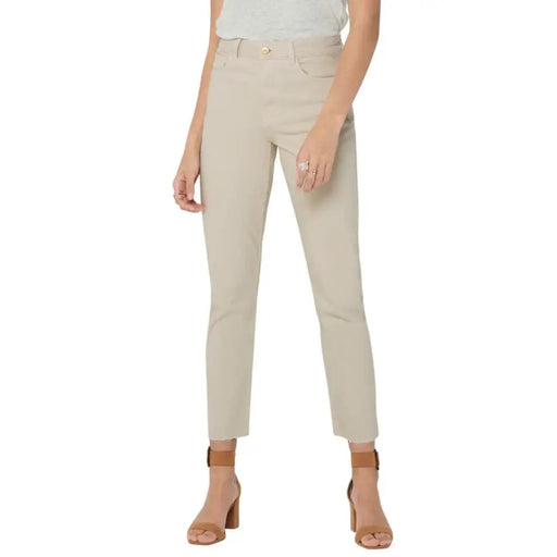 Beige Damenjeans mit Taschen, schlichtem, tailliertem Schnitt, geradem Bein und goldfarbenem Knopfbund