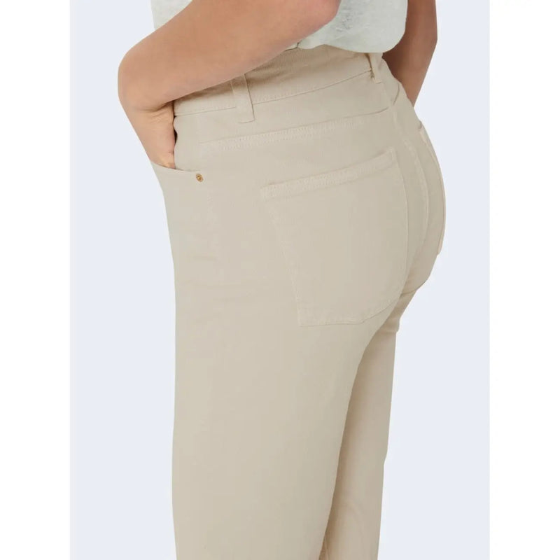 Women’s beige jeans with pockets featuring high-rise tailored fit and subtle stitching details