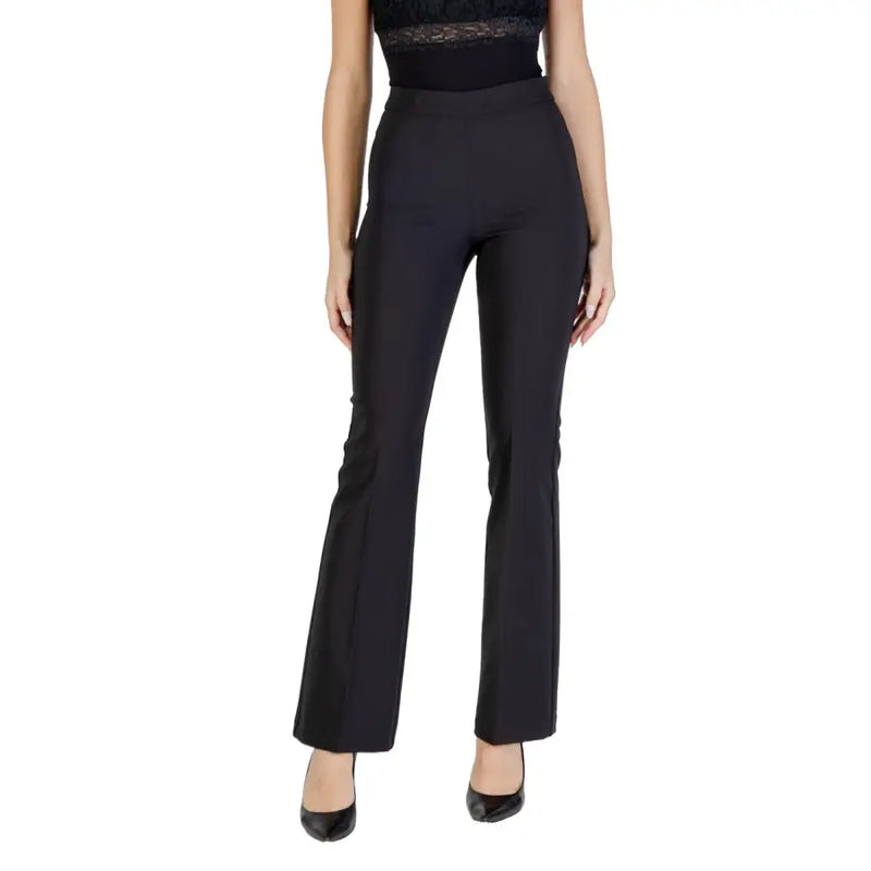 Women’s black flared trousers with fitted waist and stretchy fabric for Fall Winter wear