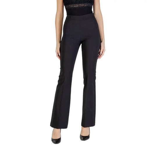 Women’s black flared trousers with fitted waist and stretchy fabric for Fall Winter wear