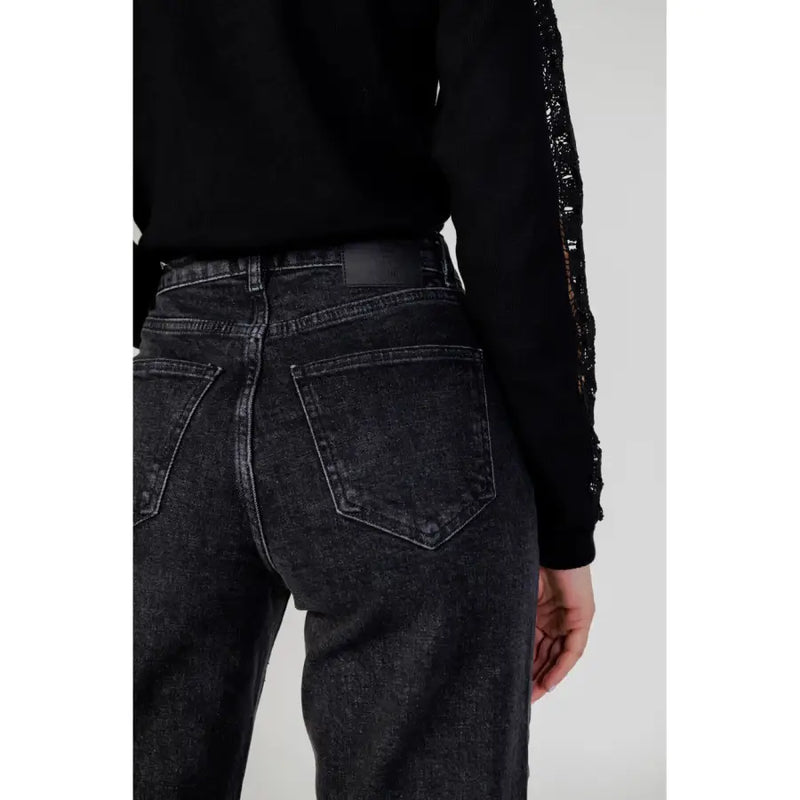 Women’s black wide leg jeans featuring dark gray denim with a classic five-pocket design and subtle thigh fading