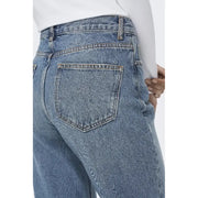 Dos d'un jean bleu pour femme, 100 % coton, délavage moyen, avec poches classiques et surpiqûres contrastées.