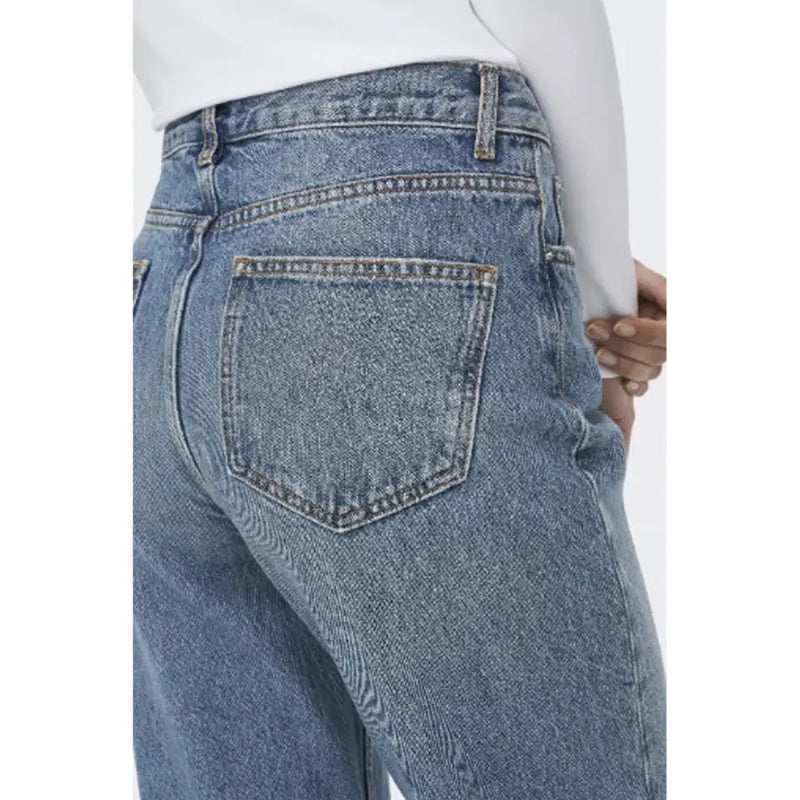 Dos d'un jean bleu pour femme, 100 % coton, délavage moyen, avec poches classiques et surpiqûres contrastées.