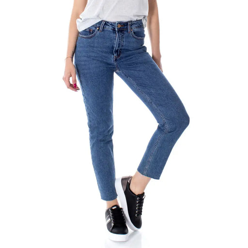 Mittelhoch geschnittene, blaue Damen-Jeans aus Denim mit geradem Bein und verkürztem Saum, aus 99 % Baumwolle und 1 % Elastan, maschinenwaschbar