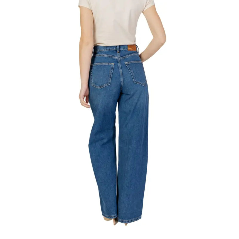 Women’s blue plain cotton jeans in high-waisted straight-leg design with brown leather brand tab at the waistband