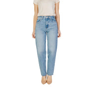 Damen-Jeans aus hellblauem Denim mit hohem Bund, geradem Bein und praktischen Taschen.