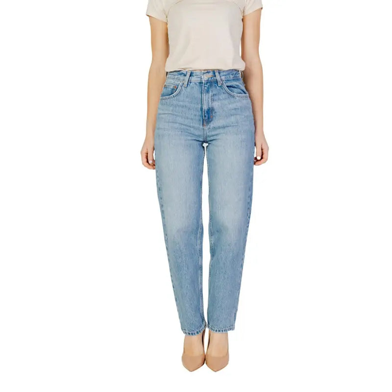 Damen-Jeans aus hellblauem Denim mit hohem Bund, geradem Bein und praktischen Taschen.