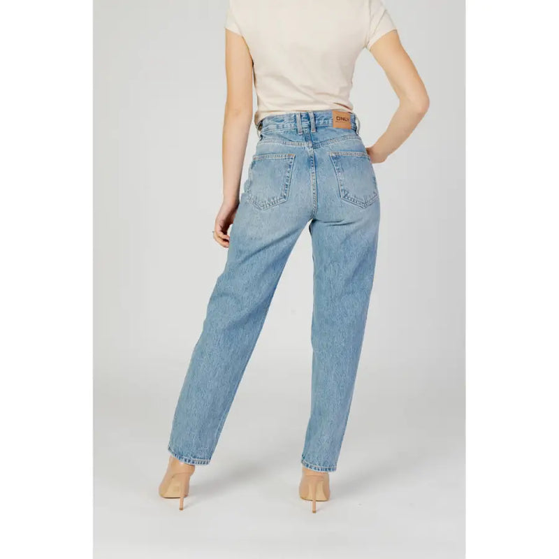 Damen-Jeans aus hellblauem Denim mit hohem Bund, geradem Bein, Gesäßtaschen und braunem Lederpatch