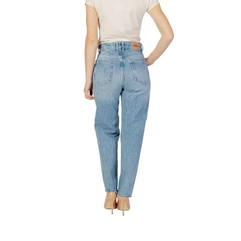 Rückseite einer hellblauen, schlichten Damenjeans aus Denim mit hohem Bund, klassischen Taschen und Markenlabel am Bund