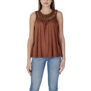 Women wearing a brown sleeveless viscose tank top with a crochet neckline and light wash jeans