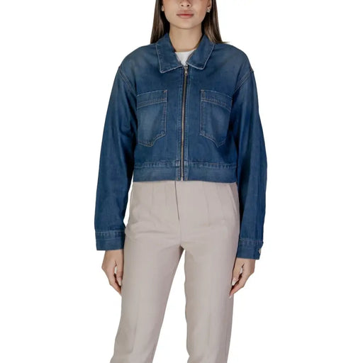 Women’s blue denim zip up blazer with front zipper and two chest pockets made of durable denim material