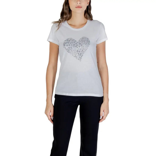 weißes Kurzarm-Damenhemd T-shirt mit silbernem Herzmotiv kombiniert mit schwarzer Hose