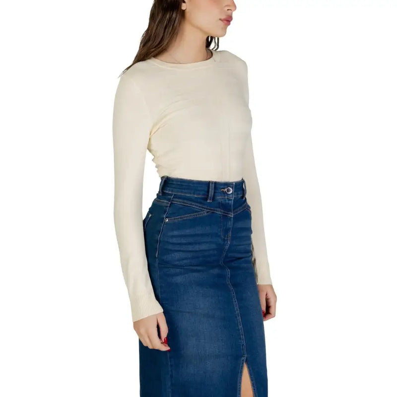 Femme en pull jaune à manches longues en viscose top avec une jupe en jean bleu foncé
