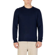 Navy blue crew neck sweater with long sleeves and ribbed cuffs, made of soft cotton.
