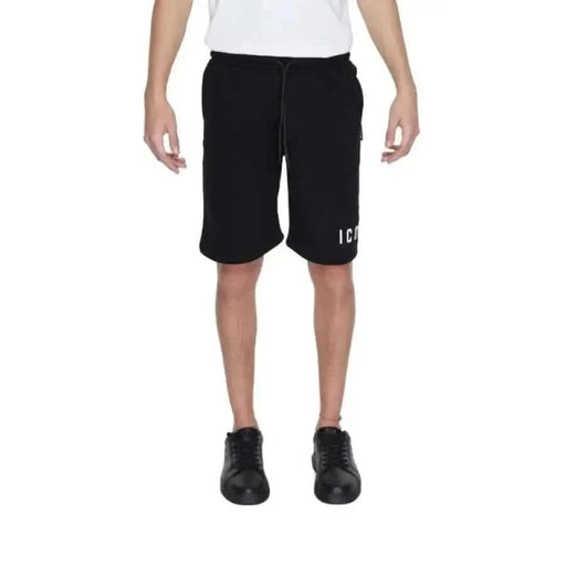 Junger Junge in urbaner Kleidung, Icon Männer Shorts, weißes Hemd und schwarze Shorts